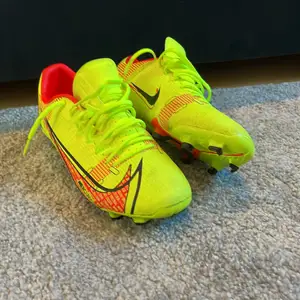 Säljer mina Nike mercurial fotbollsskor pågrund av att dem är för små, skicket är super bra, skorna är använda 2 fotbollsträningar, enkla att få på sig med en tunn tunga. Priset är diskuterbart, kan gå ner vid snabb affär