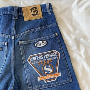 Jeans - Riktigt snygga jeans från surfers paradise, lite slitage här och var men i övrigt riktigt bra skick! Vill egentligen inte sälja mtp att dom inte går att få tag i längre men måste rensa i garderoben😫 Har du några frågor är det bara att skriva, priset är exkl frakt (spårbart)