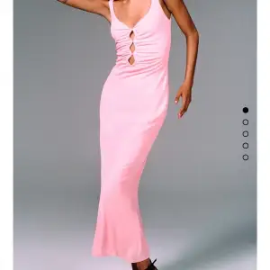 Söker denna rosa klänningen från zara som inte säljs längre:/ hör gärna av dig om du har en som du vill sälja!💞🙏🏼😊 pris går att diskutera.