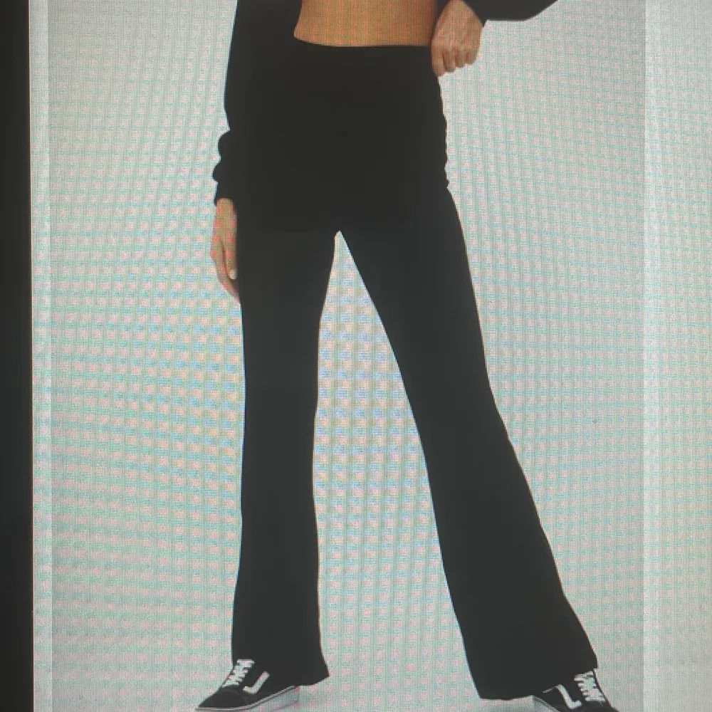 Helt oanvända svarta velour byxor ifrån Nelly.com. Jag råkade beställa 2 par så därför är dessa snygga byxor till försäljning 🤍 . Jeans & Byxor.