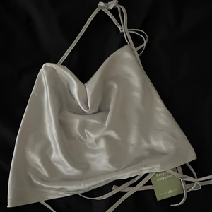 Satin topp  - Helt ny silvrig satin topp med prislapp kvar, frakt tillkommer 