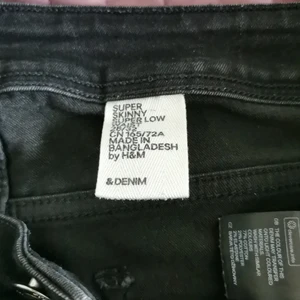 Svart jeans  - Då dem inte passade mig så säljer ja dem vidare 