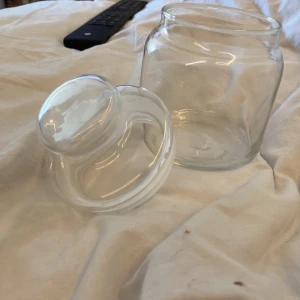 Fin burk. - Fin burk med lock som sitter på, diskning av den går super bra i diskmaskin. Aldrig använd. Köpt på en marknad men kommer från hemtex. Priset i affär -> 350kr
