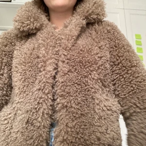 Pälsjacka - SKITCOOL brun pälsjacka i fake pudelpäls från Zara. 