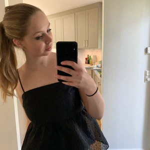 Svart topp  - Svart topp med spets, har aldrig kommit till användning❤️