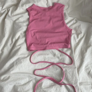 Rosa topp med knyte i midjan strl xs - Säljer denna supersnygga rosa topp med knyte i midjan från SHEIN. Superbra skick! Aldrig använd. Säljer för 30kr + frakt🌺⭐️