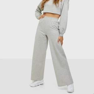 Grå mjukisbyxor - Grå vida mjukisbyxor från Nelly. Säljer för att de är för små för mig i midjan, men annars är de jättesköna och snygga!! Använda ett fåtal gånger på grund av detta. 