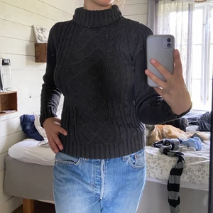 Stickad tröja - Svart stickad tröja med nack krage