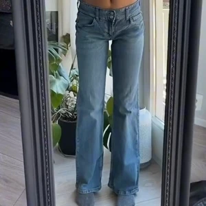 lågmidjade jeans - säljer då jag inte hann lämna tillbaka dom! helt oanvända med prislappen på
