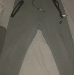Nike tech byxor  - Vill få bort dom snabbt för har Ingen användning till dom längre och behöver pengarna. Kan mötas i Västerås eller så kan jag frakta till dig 