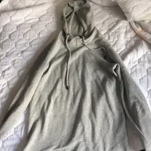Vanlig grå hoodie i storlek: L. Väldigt bra skick då den sällan har används. Den är köpt ifrån jack and Jones för 399kr. 
