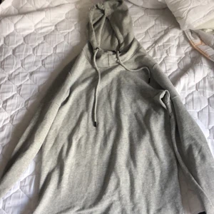 Simple gray hoodie  - Vanlig grå hoodie i storlek: L. Väldigt bra skick då den sällan har används. Den är köpt ifrån jack and Jones för 399kr. 