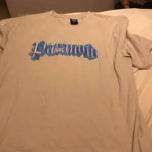 Beige tshirt, PARANDOID - Endast använd fåtal gånger, fint skick. Beige tshirt med blå text. Storlek L