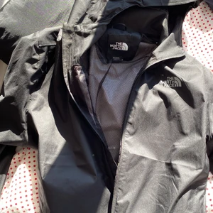 North face jacka - Xl helt ny, 10/10 skick köpt från zalando förra veckan. Pris kan diskuteras