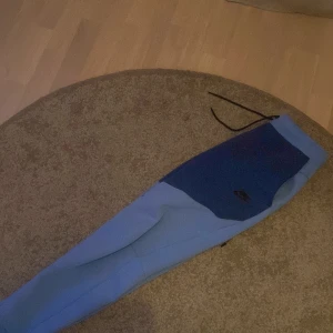 niketech - ett par niketech byxor, färgen heter ngt men är turkos och mörkblå, helt nya i väldigt bra skick. nypris: 1350kr/ mitt: 900kr