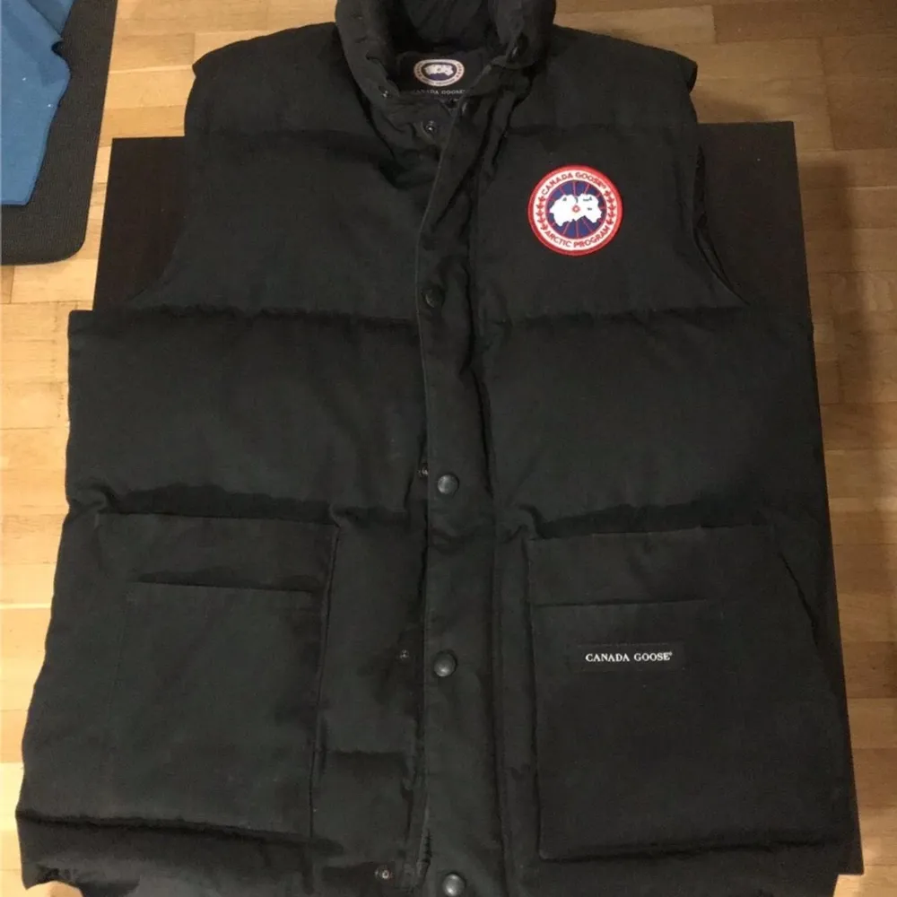 Canada goose väst säljs för 2200kr jätte bra skick strl M passar även S och inga hål eller något jätte bra skick. Jackor.