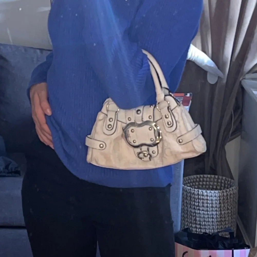 Jätte söt väska från märket Guess! Inga defekter förutom en liten fläck längst ner i hörnet av väskan. Perfekt inför sommaren❤️. Accessoarer.