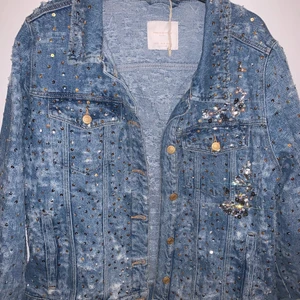 Helt ny zara jeansjacka y2k - Helt ny jeans jacka från zara i y2k stil. Med paljetter och smyckesdetaljer. Aldrig använd innan väldigt fin och helt slutsåld. Jackan sitter lite oversize men passar mig som har storlek 38