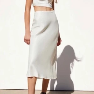 Silkeskjol - Zara - Så himla fin kjol som tyvärr inte passar mig😭 Storlek S, aldrig använd har etikett på och allt😇 