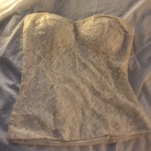 Söt topp - Hej! Säljer denna spetsiga topp  i storlek S från vila, helt oanvänd ganska tajt i storlek💕 skulle säga att den är mer vaniljvit, det finns även ilägg