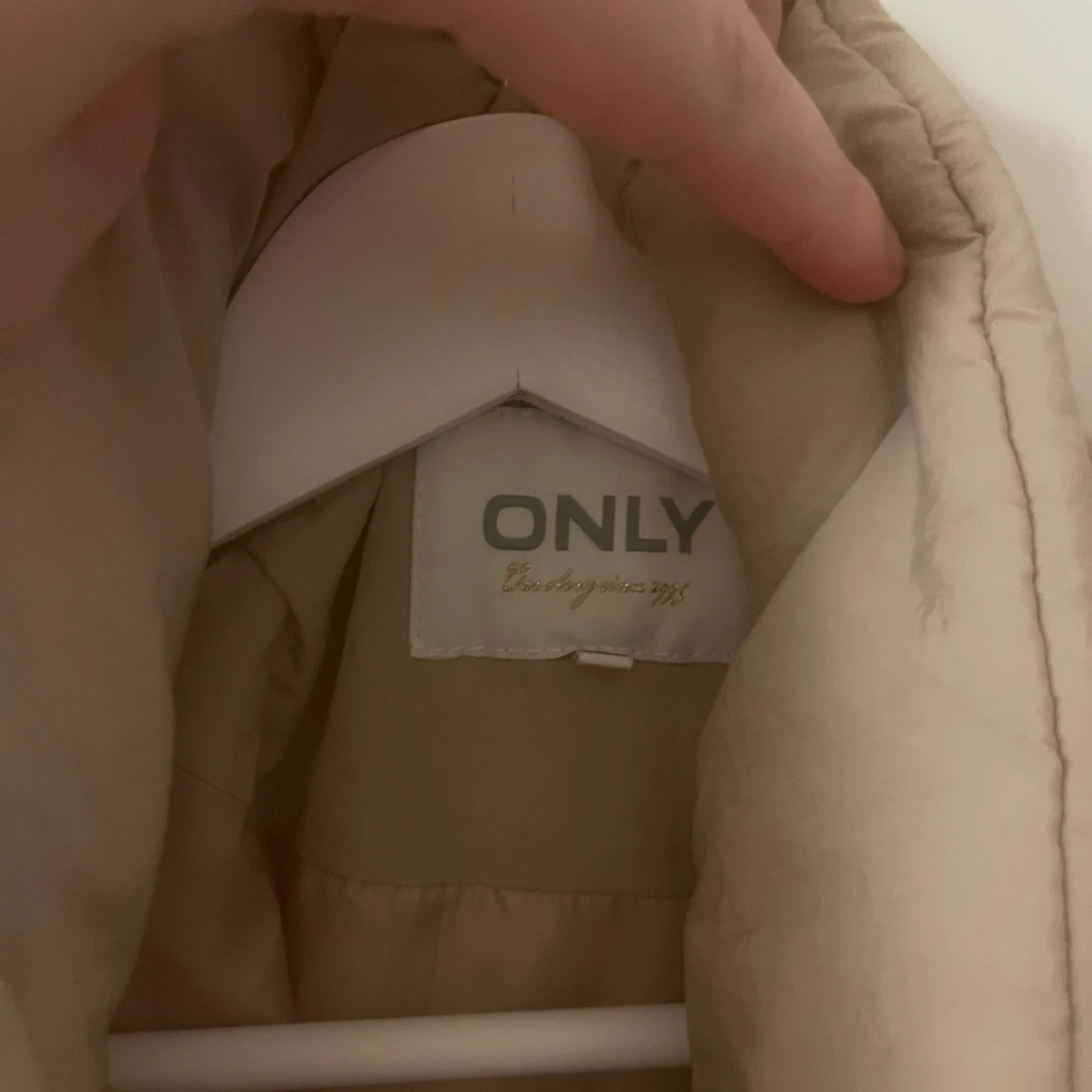 Beige väst från Only  - 91