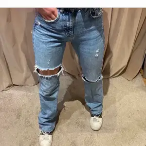  Ett par super snygga jeans från pull & bear som jag aldrig använt!💕💕 finns inte att hitta längre