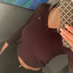 Gant tröja  - Vin röd tröja köpt på gants egna butik, knappt använd. Bomulls material, men en v ringning 💞