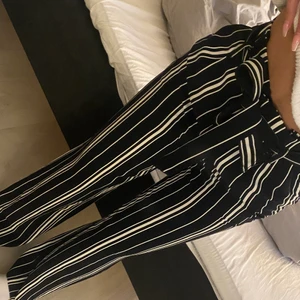 Kostymbyxor - Randiga kostymbyxor som aldrig kommit till användning, dragkedja finns men även ett band som man knyter runt midjan 💞