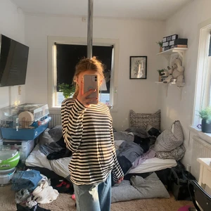 H&M - En vit tröja med svarta ränder från H&M och är använt i bra skick, använt 1-2 gånger. 