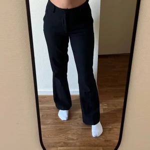 Kostymbyxa BikBok  - Ett par fina kostymbyxor som tyvärr inte passade mig (inte mina bilder). Dem är i fint skick. Skriv för fler frågor. Priset kan alltid  diskuteras vid snabbt köp.