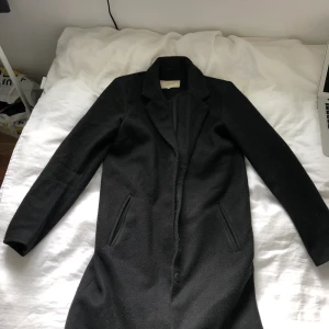 Vila kappa - Svart långkappa från vila i storlek xs. Väl använd därav det billiga priset😇