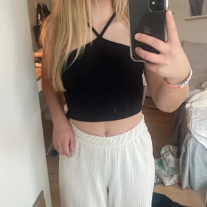 Zara topp - Jättefin och populär zara topp! Passar perfekt nu till sommaren💗 storlek S men passar även xs! Kom privat för frågor och intresse❤️‍🔥
