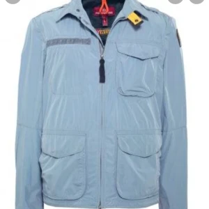 Para jumper fly weight blue  - Storlek L men den är liten i storleken så den passar M också har haft den sen i mars använd 3 gånger Tar bara kontanter 