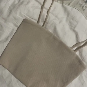 Beige crop-top💗 - En fin beige crop-top i bra skick, andvänd 2-3 gånger💗    Perfekt till sommaren och matchar jätte bra till både ett par jeans eller kjol bland annat💕 Storlek XXS. Går ej att köpa längre☀️🌿