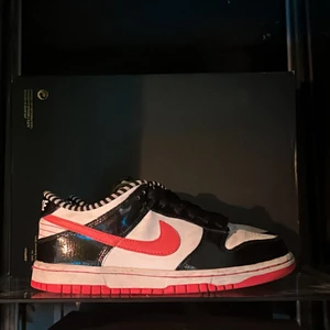 Dunk low - Unika vintage dunk lows från 2010! De är i väldigt bra skick och funkar ☀️bra till sommaren☀️, vid fler bilder så är det bara att DMa mig! 💥kan köra budgivning om många är intresserade💥 vet inte vad modellen heter men i riktig bra färg, 💥Storlek 36💥, kan mötas upp i Stockholm eller frakta!