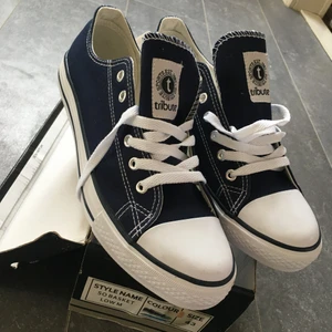 Skor - Helt nya skor i storlek 43 , skriv vid intresse på dm❤️