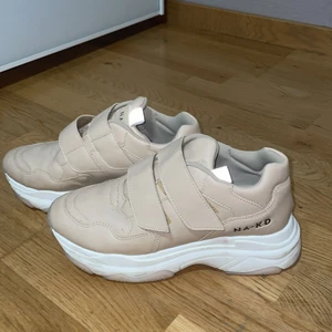 Beige skor - Beige skor, väldigt sköna och höga 