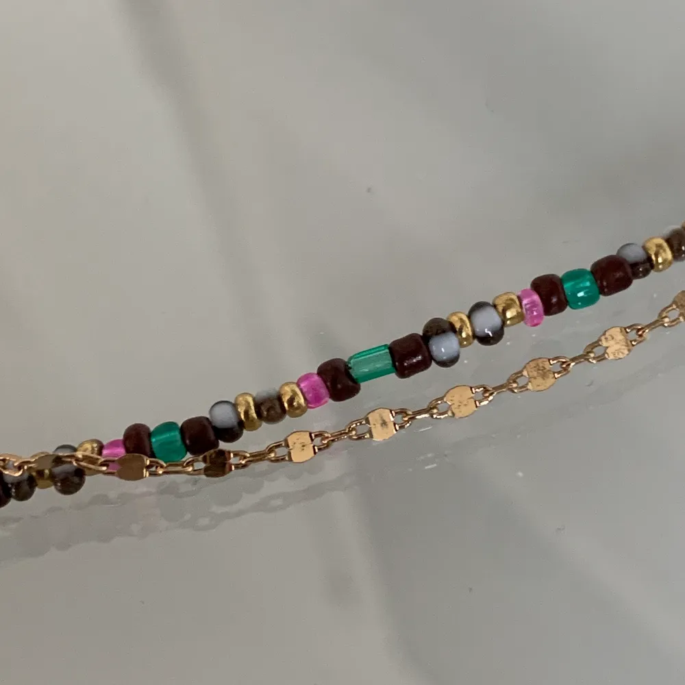 Ett halsband med två kedjor och fint guldigt charm, köpt från Zara. Säljer för 45 kr🤗. Accessoarer.