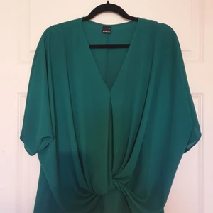 Blus från Gina Tricot  - Fin grön blus från Gina Tricot. Den har som en knut fram till som en snygg detalj. Stl M. Fint skick. 