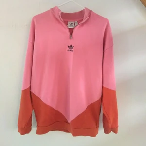 Adidas sweatshirt  - Asball orange och rosa tröja från adidas med quarterzip. Jättebra skick då den tyvärr inte kommer till användning. 