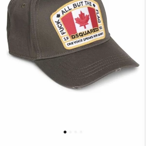 Dsquared 2 keps  - En keps som jag knappast använt köpte den i vintras fast tar inte på mig den längre, onödigt att den ba ligger så tänker sälja den går att mötas upp och frakta 