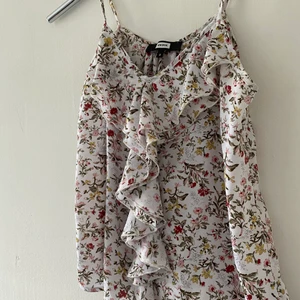 Blommigt linne  - Ett somrigt blommigt linne med ”volanger” där fram. Det är från bikbok storlek S💞  Köparen står för frakten.📦