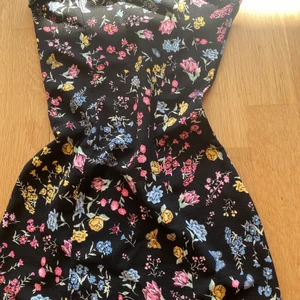 klänning  - En jätte söt klänning från Hm den har endast används en gång på midsommar. Den är perfekt att ha ute i sommaren🤩🤩. Köpte den för 300 kr men säljer nu för 150 kr. Den formar även kroppen otroligt fint😍