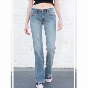 Jeans - Mörka lågmidjade jeans i storlek S. Från Brandy Melville o aldrig använda då de är för stora för mig💓💓 midjemått 76 cm, innerbenslängd 80 cm💞 