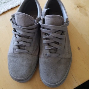 Vans skor - Finns en fläck på vänstra skon men går nog bort med fläckborttagning! Dom är använda en eller två gånger men är inte min smak! Priset kan diskuteras! Frakten står jag inte för💕