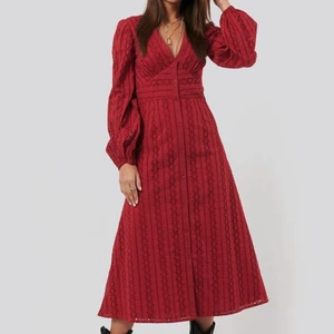 Klänning NAKD  - Så fin klänning från NA-KD i storlek 36. Endast provad men tyvärr är jag inte bekväm med urringning så säljer den vidare.  🌸