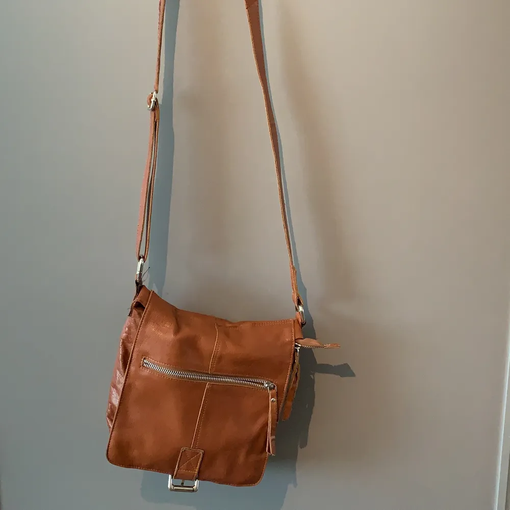 Fin handväska i brun läderimitation. Väskor.