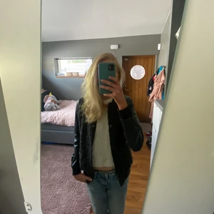 Jacka - FÖRST TILL KVARN! Söt skinnjacka💕💕