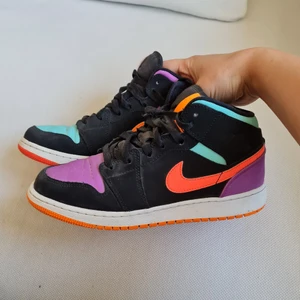 Jordan mid - Sjukt snygga unikq jordans köpta för 3 år sen men använd väldigt få gånger så i mycket bra skick. Jätte coola med olika färger och dem är reflex på färgerna när man ta bild lyser dem upp. Sjukt snygga och önska jag kunde ha dem men dem är så pass små så måste ge dem ett nytt hem. Köparen står för frakten 🌟❤