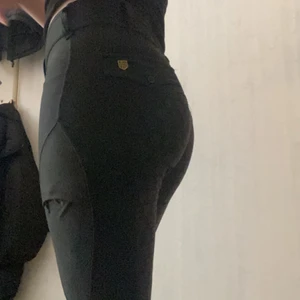 Maya delorez zia performance breeches  - Säljer dessa helskodda Maya delorez ridbyxor då jag skulle behöva köpa en större storlek. Använts men i bra skick inget trasigt. En ficka på ena sidan (hade hårklämmor i på bilden). Dom är i Storlek XS men skulle passat någon som har S också! Ny pris 1200kr. Säljer för 800 till att börja med, kanske sänks. Köparen står för frakt!💞🚚📦